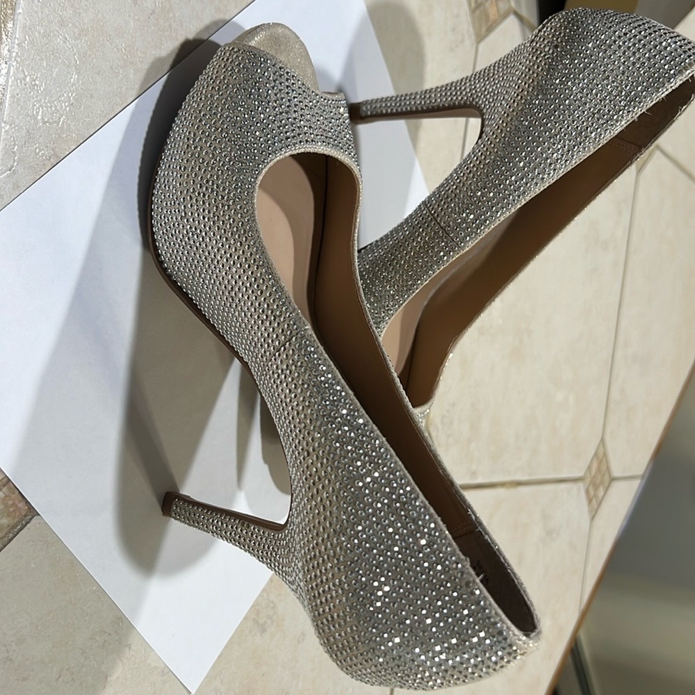 This fancy pair of shoes are ready to go.Brand Thalía Sofi, size 8.5 color Gold